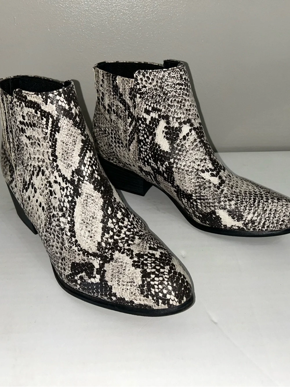 UNIONBAY Black and White Snake-Print Ankle Booties size 8.5